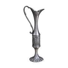 Gravierte Blumenvasen aus Metall mit Griff.-Antike Zinnfarbe