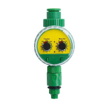 Groene kunststof tuinslang met automatische bewatering, timer en kraan.