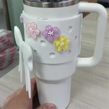 Compatible avec la tasse de voyage Stanley de 1,2 L (40 oz), housse de protection en silicone avec nœud papillon et couvercle décoratif.