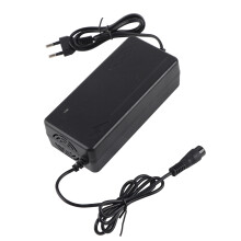 Caricabatterie efficiente per monopattini e biciclette elettriche universali; tensione 60 V, dimensioni ridotte per una facile trasportabili