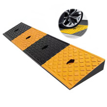 Heavy Duty Rubber Curb Ramp for Driveway with NonSlip Textured Surface and Reflective Strips 100x15x5cm