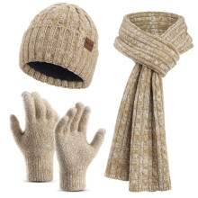 Conjunto feminino de inverno com gorro, luvas e cachecol longo em tricô canelado com forro de lã e pompom.