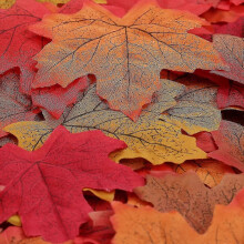 Verpakking van 150 stuks kunstmatige esdoornbladeren voor de herfst, herfstdecoratie, scrapbooking, bruiloften, Halloweenfeesten en Thanksgiving.