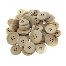 50 stuks ronde houten knopen met 4 gaten, in diverse maten, geschikt voor naaien en knutselen.