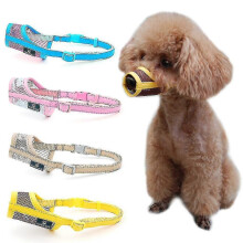 Muilkorf voor honden, verstelbare muilkorf van nylon gaas, geschikt voor kleine, middelgrote en grote honden, voorkomt bijten, kauwen en likken.