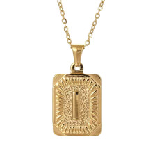 Rechthoekige letterhanger met bedeltje voor aan een ketting. Geschikt voor zowel mannen als vrouwen.