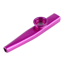 Kazoo in metallo, alluminio, leggero e portatile, ideale come strumento musicale complementare per chitarra o flauto.