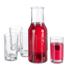 Jarra de agua con vasos