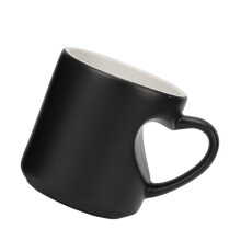 Tasse en céramique avec poignée en forme de cœur, avec-noir mat