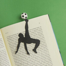 Marcapáginas de plástico Balvi Bicycle Kick negro - diseño de fútbol, 13 x 8,2 x 2 cm