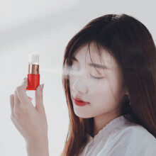 Mini appareil hydratant visage portable en forme de rouge à lèvres (rouge)