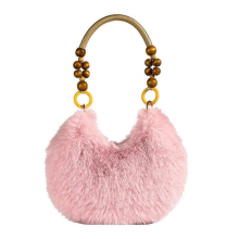 Borsa a mano elegante, morbida, in peluche, a forma di mezzaluna, soffice, capiente e casual, di colore rosa.