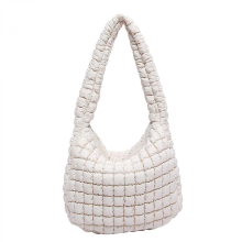 Elegante borsa trapuntata grande da portare sottobraccio, imbottita in morbida piuma, adatta sia per il lavoro che per il tempo libero, bianca.