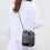 Borsa a secchiello da donna, borsa a spalla/tracolla, con coulisse con nappe 4