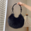 Elegante e morbida borsa a tracolla a forma di mezzaluna, soffice, capiente e casual, nera. 2