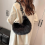 Elegante e morbida borsa a tracolla a forma di mezzaluna, soffice, capiente e casual, nera. 5