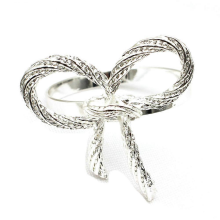 10 db ezüst szalvétagyűrű pillangós csokornyakkendővel, szalvétacsattal szállodába és étterembe