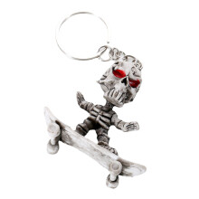 Rubberen skateboard-schedelsleutelhanger voor