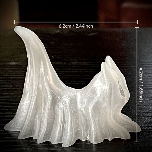 Sculptures miniatures de chats fantomatiques scintillant dans 2
