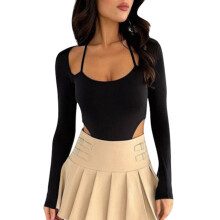 Body feminino de manga comprida com decote halter, modelagem justa, tecido elástico e calcinha fio dental cavada para um visual suave e sem