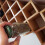 Étagère à épices en bois robuste avec conception inclinée, garde 4