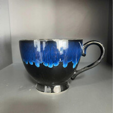 (Verrassingsmok met worstje - Zwart en blauw) Verrassingsmok met worstje, sfeervolle, persoonlijke en creatieve theekop