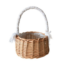 Cesta de vime elegante para daminha de honra: realce a decoração do seu casamento ou da sua casa com detalhes de renda sofisticados e design