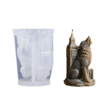 Moule à bougie en silicone représentant un loup et une tour