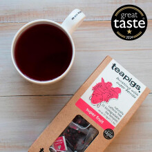 teapigs Super Fruit Tea - Caffeine-Free Herbal Tea Bags with Hibiscus & Berries - Fruity and Invigorating Blend - 15 Temples