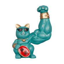 Harzstatue einer Glückskatze mit muskulösem Arm