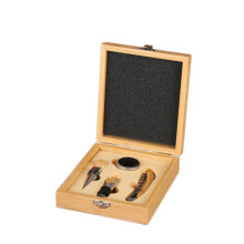 Dieses vierteilige Weinaccessoire-Set aus Bambus umfasst einen Kellnerkorkenzieher, einen Folienschneider, einen Weinausgießer und eine