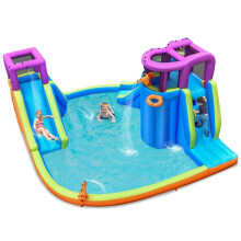 Parque aquático inflável com escorregador, parede de escalada e sprinklers