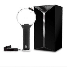 Officiële BTS Light Stick Ver.3 uit 2024 met 7 fotokaarten en een gratis cadeau.