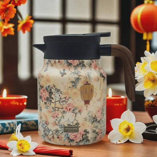Vintage-Teekanne mit floralem Muster 2