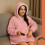 Sudadera XXL rosa tipo manta con capucha y bolsillo 7