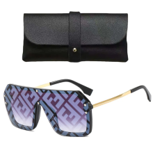 Neue, trendige Sonnenbrille mit großem Rahmen, Buchstabenmotiv und verbundenem Wasserzeichen auf den Gläsern – modisch für Damen und Herren