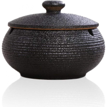 Posacenere in ceramica (nero) con coperchio antivento, compatibile con ambienti interni ed esterni.