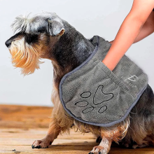 Toalha de banho para animais de estimação com bolsos para as mãos, em microfibra absorvente.