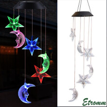 Lampa wisząca LED z funkcją zmiany koloru, zasilana energią słoneczną, z motywem księżyca i gwiazd