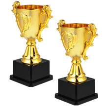 2ks trofejní hračky realistické dětské pódiové představení studentské párty
