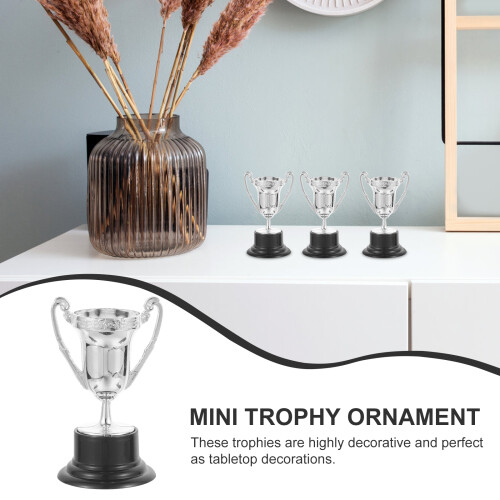 10 st mini-troféleksak, barnpresenter, klassrumsmuggar, leksaker för 2