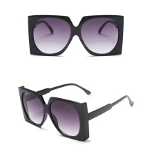 Women's Oversized Sunglasses UV400 Eye Protection Vintage Big Frame Gradient Lens Retro Style