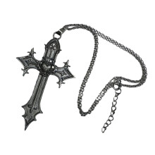 Collier à breloques en forme de cœur avec croix gothique