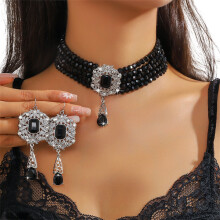 Elegantes Set aus Halskette und Ohrringen mit-Schwarz