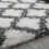 Fluffig geometrisk matta 120x150 cm grå och vit 4