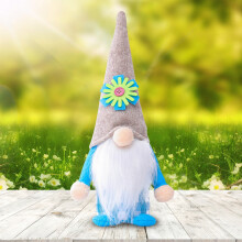 Oster-Tischdekoration: Hasenohren-Anhänger aus Waldmannpuppen-Hasenohren
