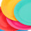 Regnbågsfärgade papperstallrikar 15,5 cm 100-pack 4