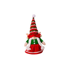 Conjunto de decoración con campanas navideñas y muñecos de gnomos sin rostro.