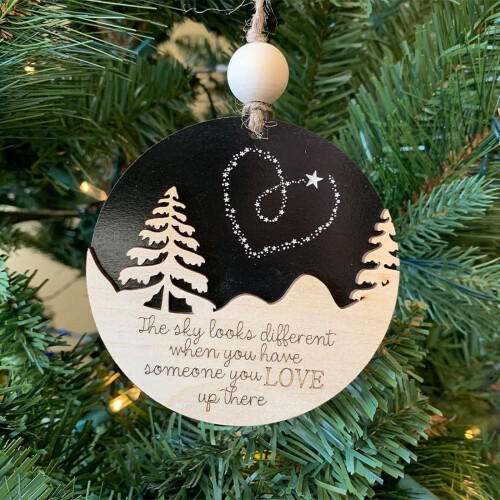 Träjulsprydnad i trä – hjärtmönster, 8 cm 1