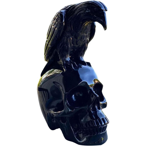 Svart korp på skelettskulptur i harts 1